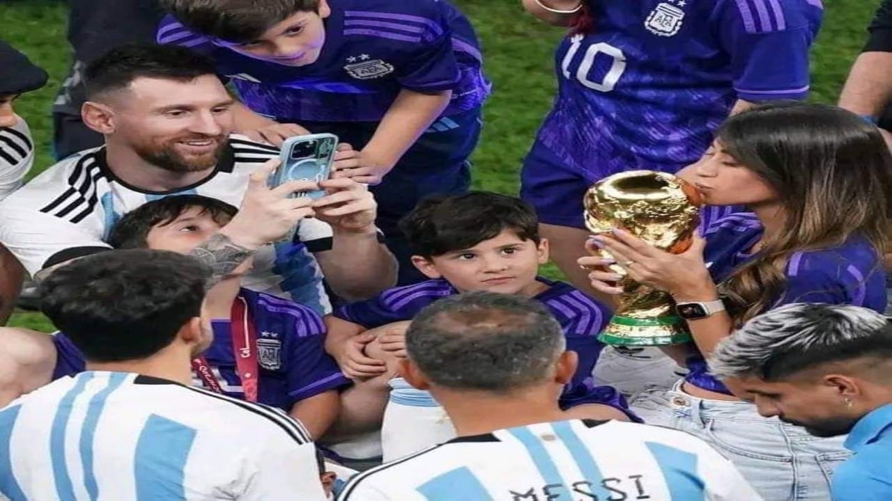 شاهد.. زوجة ميسي تحمل كأس العالم بعد فوز الأرجنتين بالبطولة 