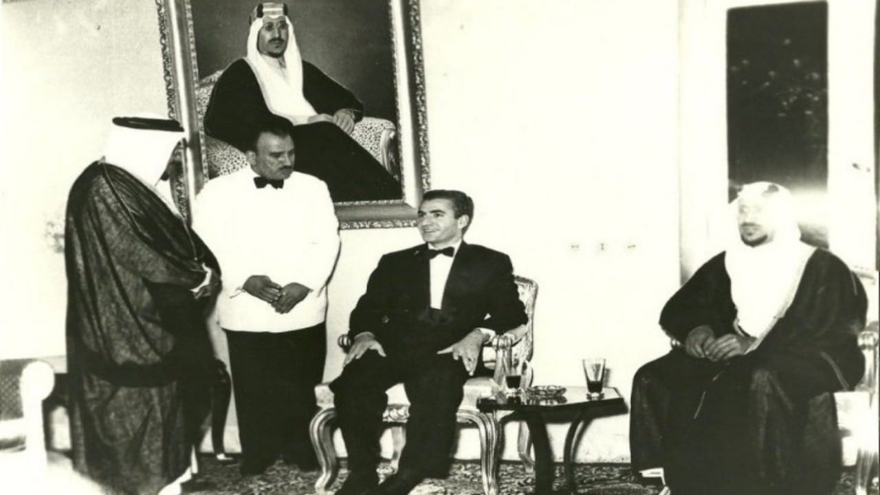 شاهد.. صورة تاريخية للملك سعود خلال زيارته إلى طهران