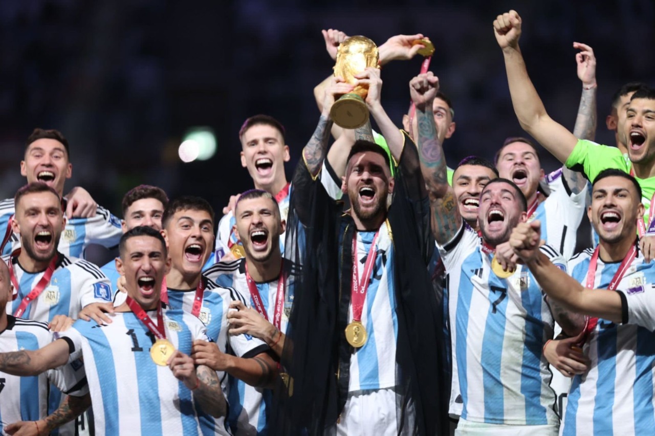 بالفيديو والصور .. ليونيل ميسي يرفع كأس العالم وهو يرتدي البشت