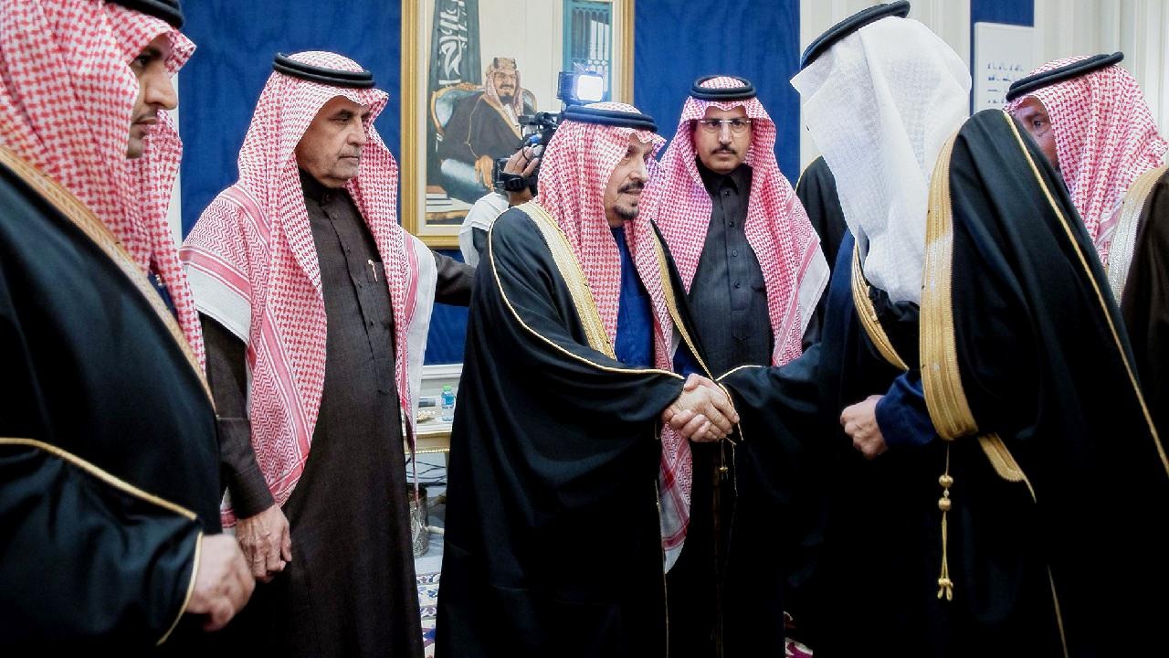 بالصور.. أميرِ الرياض يستقبلُ عدداً من أصحاب الفضيلة والمعالي وأهالي المدينة
