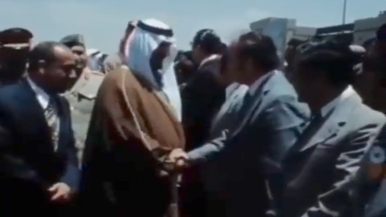 شاهد.. فيديو نادر لاستقبال الأمير سلطان بن عبدالعزيز في مطار صنعاء