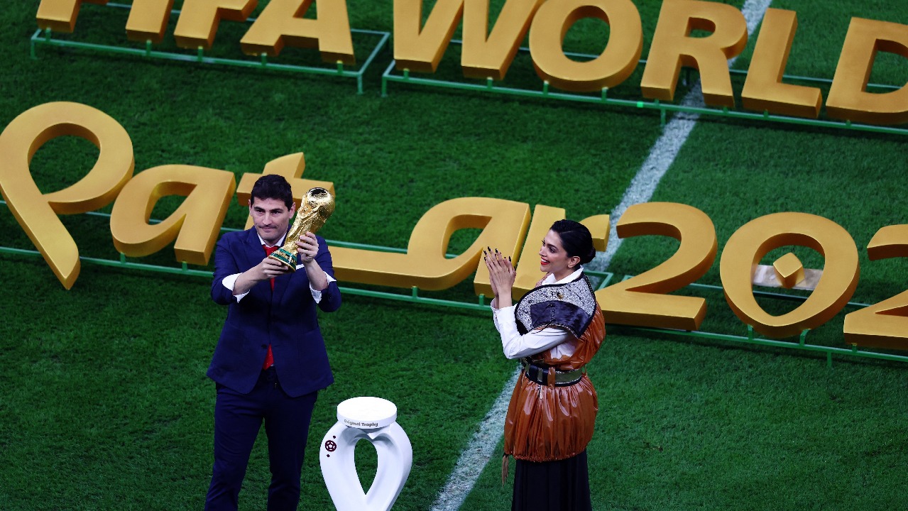 بالصور.. الحارس الإسباني المعتزل &#8220;كاسياس&#8221; والممثلة الهندية &#8220;ديبيكا&#8221; يقدمان كأس العالم