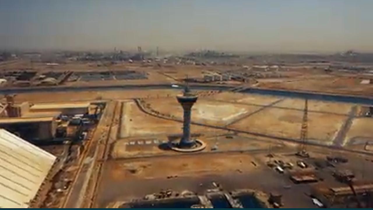 ميناء الملك فهد بينبع يستقبل سفينة جولي فانديو المحملة بمركبات رالي داكار 2023 (فيديو)