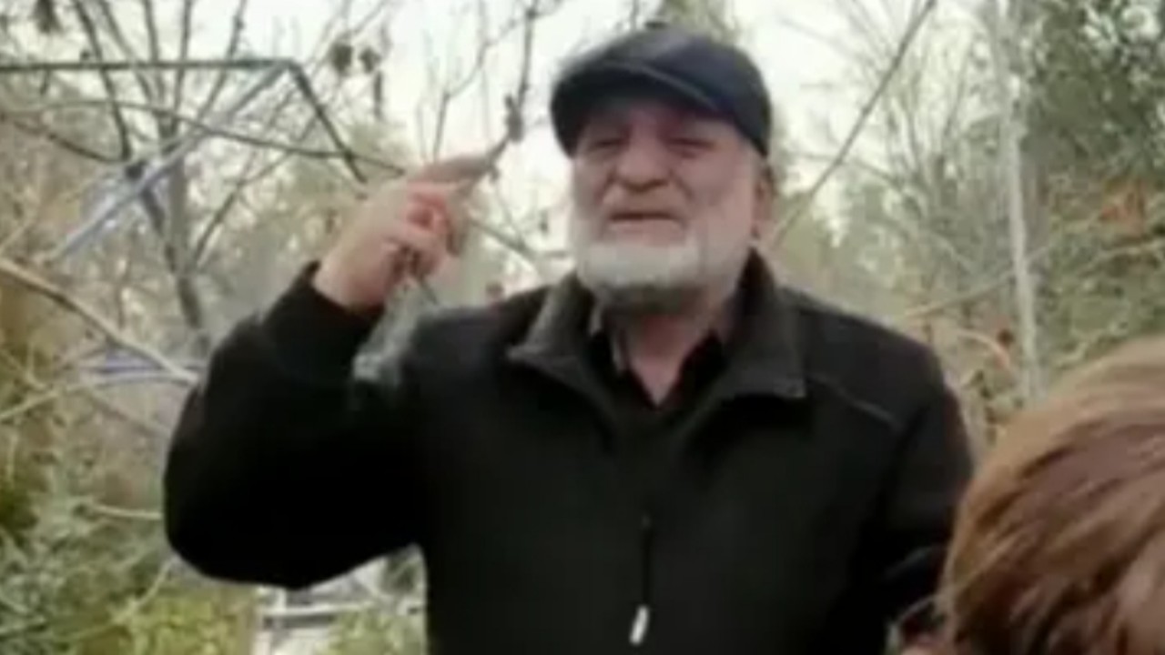 فيديو يفطر القلوب لإيراني يبكي بحرقة عند قبر ابنه ضحية &#8220;الملالي&#8221;