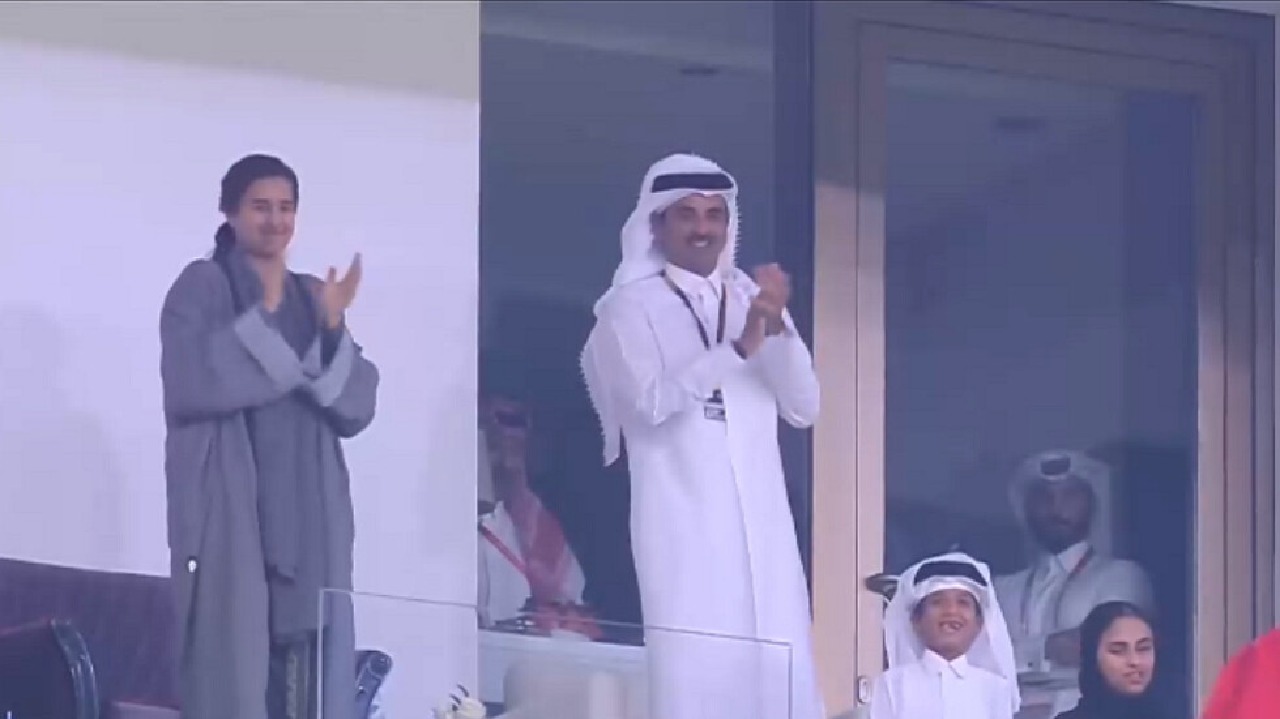 شاهد .. احتفال أمير قطر بالتأهل التاريخي لمنتخب المغرب