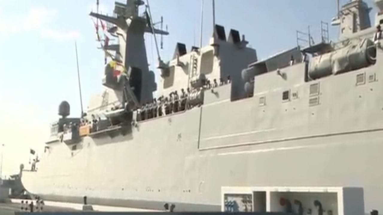 بالفيديو.. وصول سفينة “جلالة الملك الدرعية” إلى قاعدة الملك فيصل بجدة
