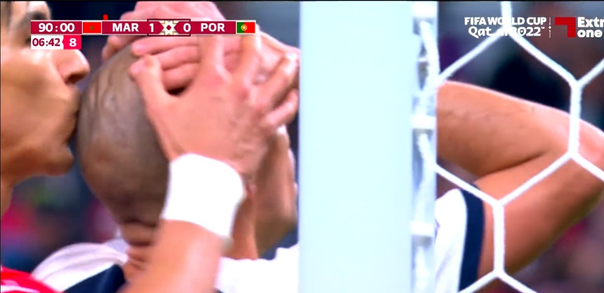 فيديو..مدافع المغرب‬ يقبل رأس بيبي بعد إهدار فرصة هدف للبرتغال