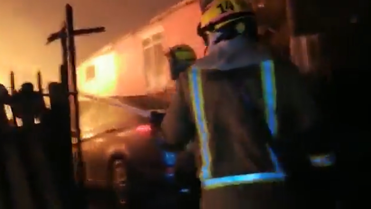بالفيديو.. حريق يتسبب بكارثة عامة ويودي بحياة شخصين وتضرر 400 مسكن