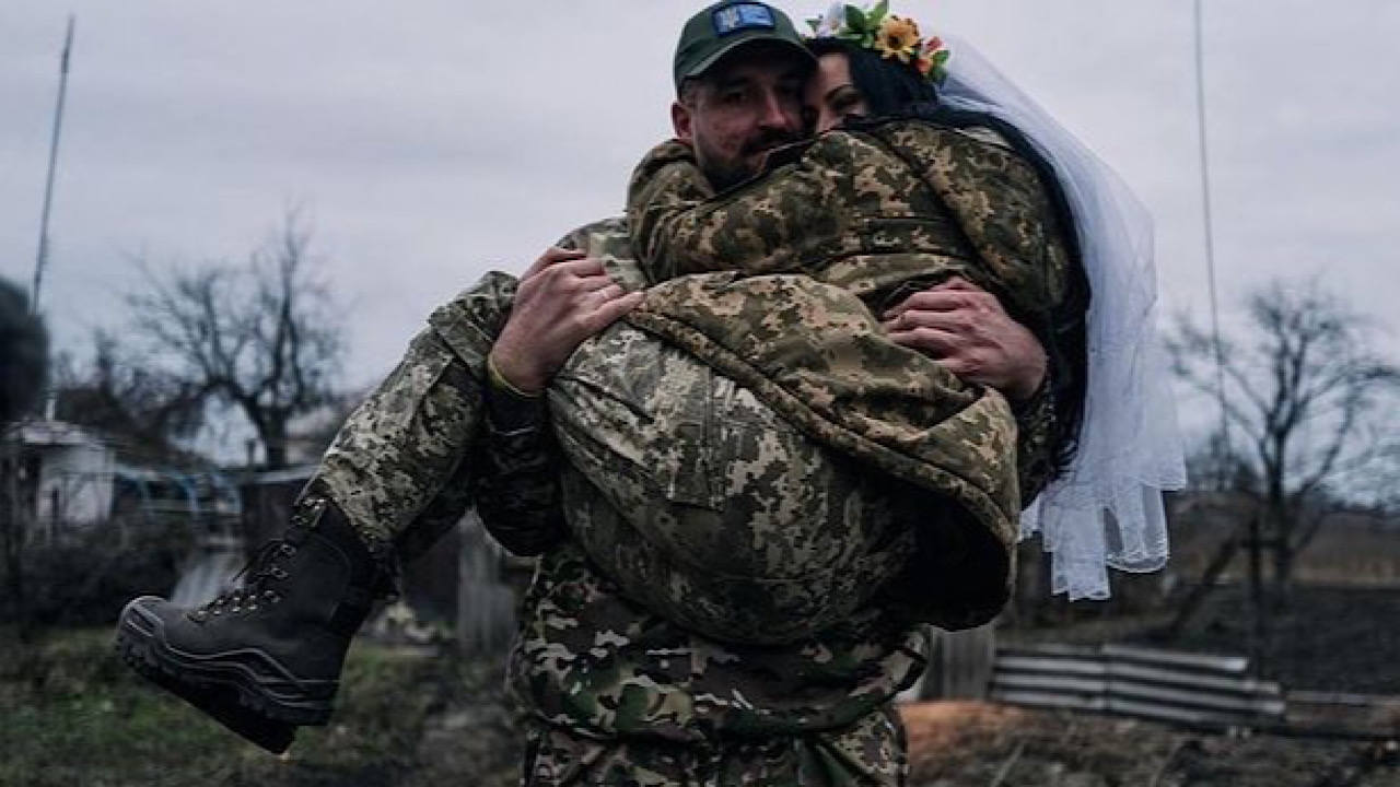 ملكة جمال تتزوج وسط نيران الحرب الروسية الأوكرانية بزي الجنود