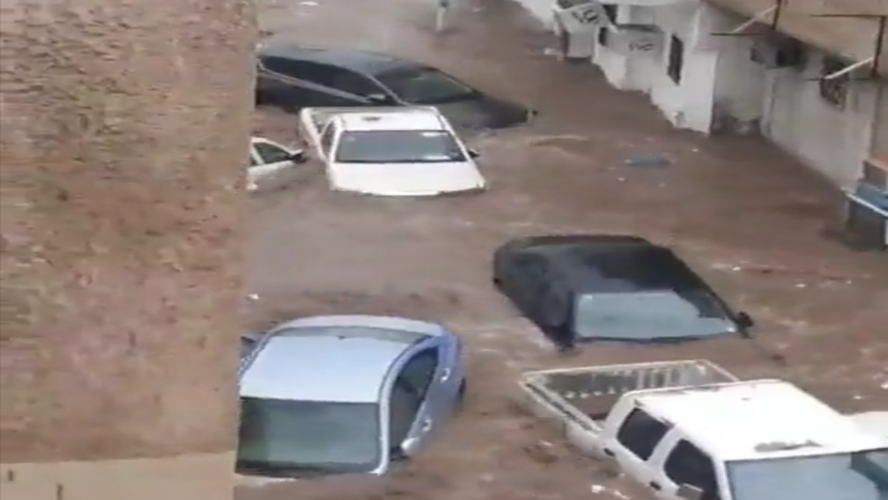 بالفيديو.. السيول تجرف المركبات في أحد أحياء مكة