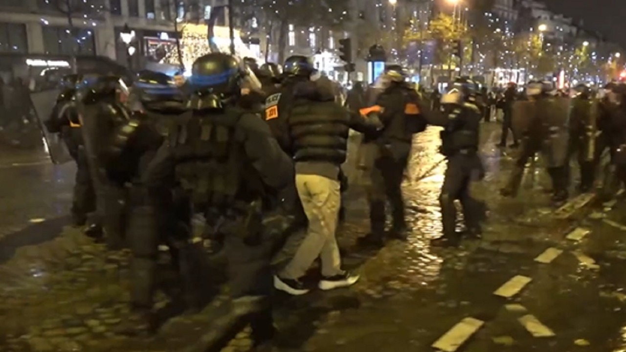 بالفيديو .. اشتباكات عنيفة في فرنسا بعد نهائي المونديال