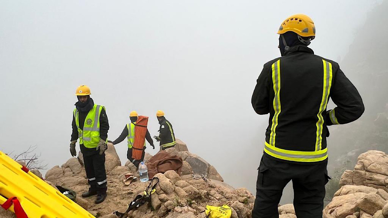 “مدني الطائف” يباشر حادث سقوط شخصين بمنحدر جبلي بالشفا