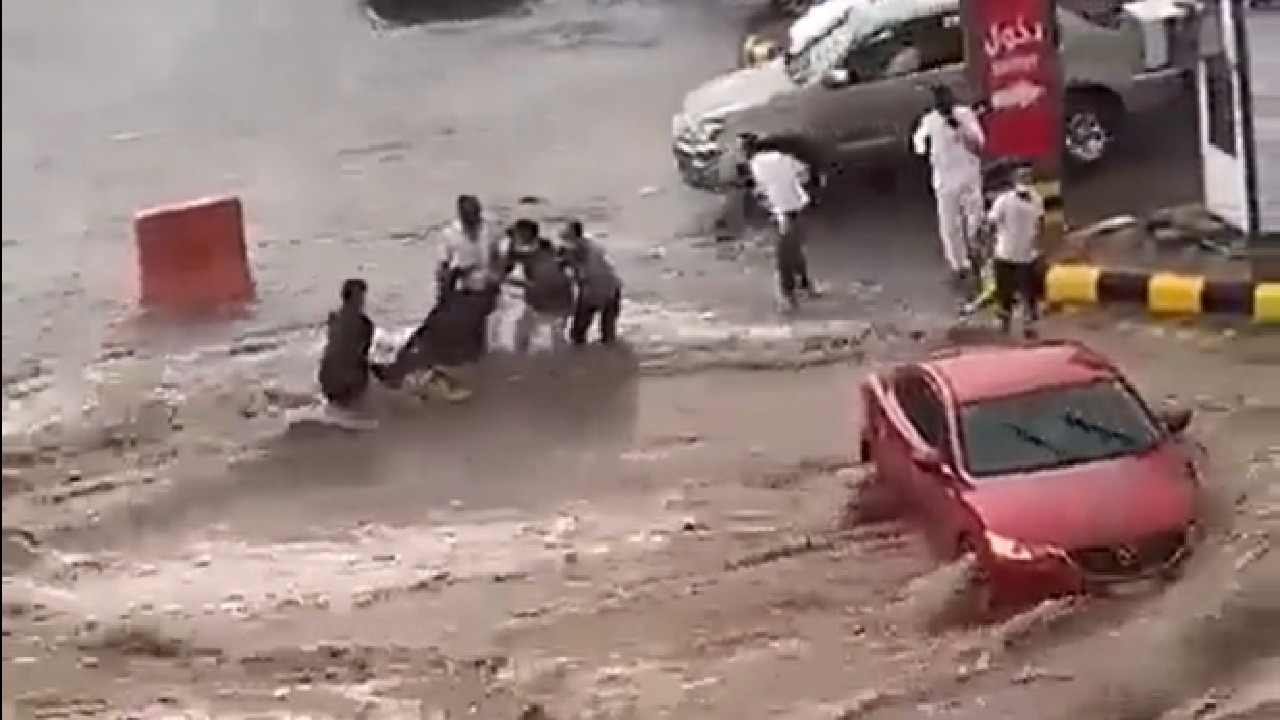مشهد مأساوي لعدد من الأشخاص تجرفهم السيول القوية بسوق الضيافة بمكة