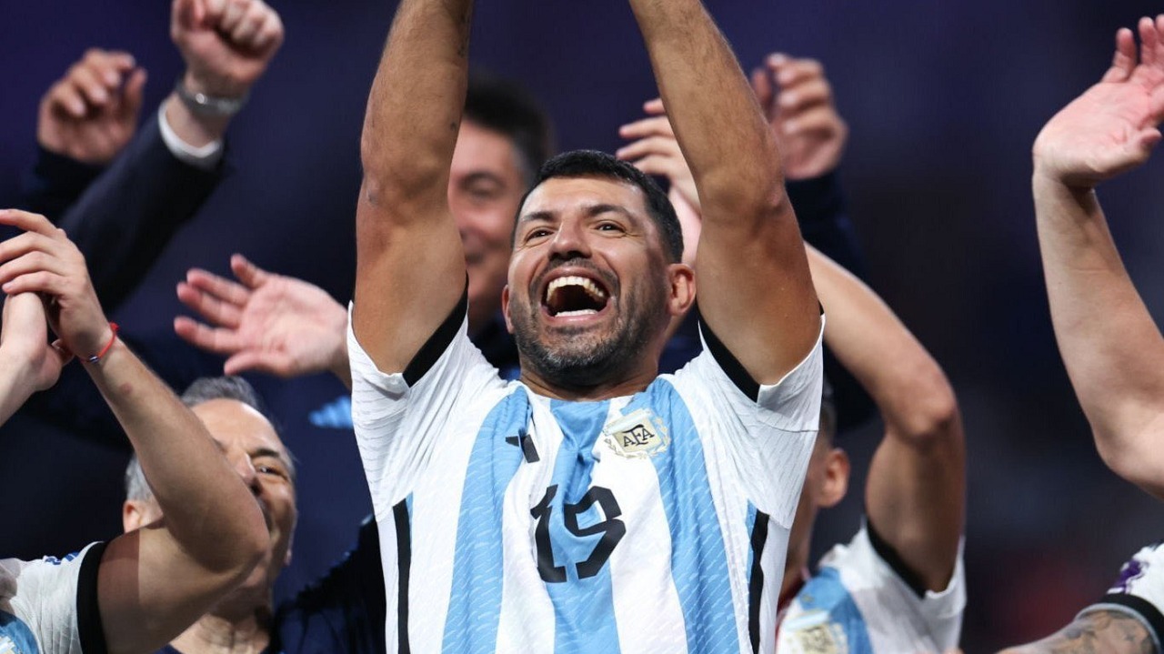 بعد إصابته بالقلب .. أغويرو يحتفل مع لاعبي الأرجنتين بكأس العالم