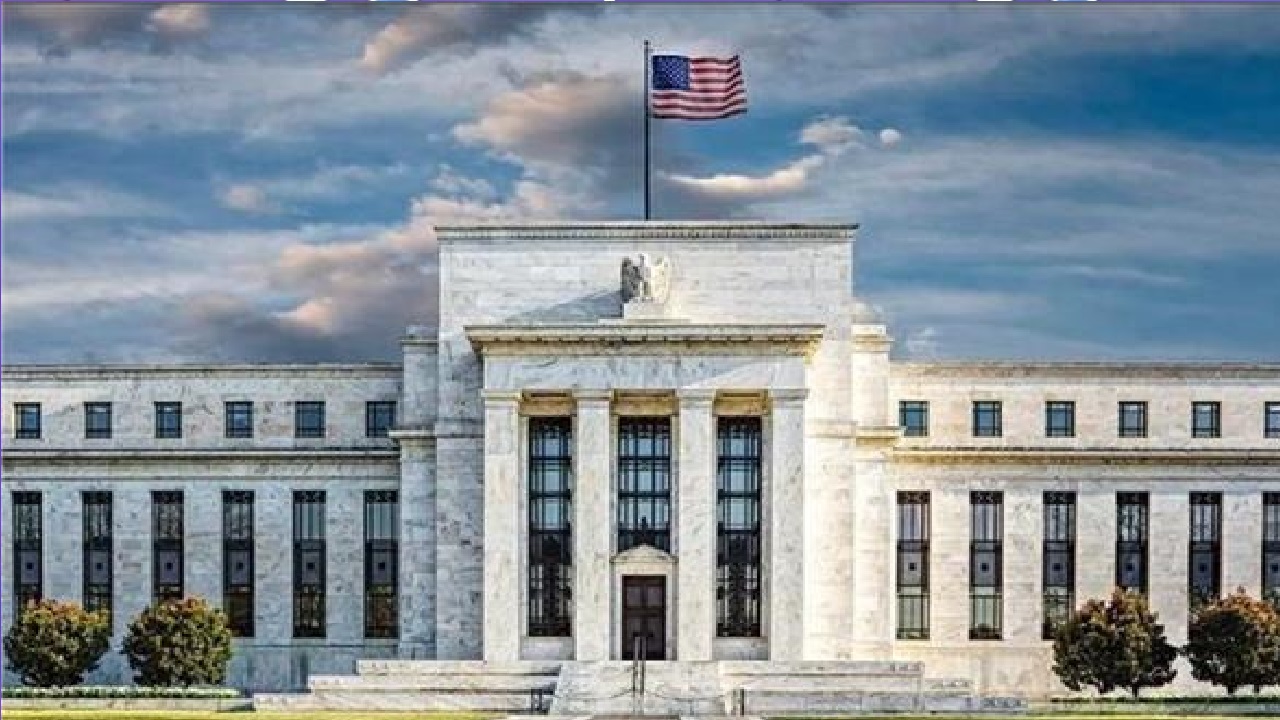 الاحتياطي الفدرالي يرفع الفائدة الأمريكية إلى 4.5%