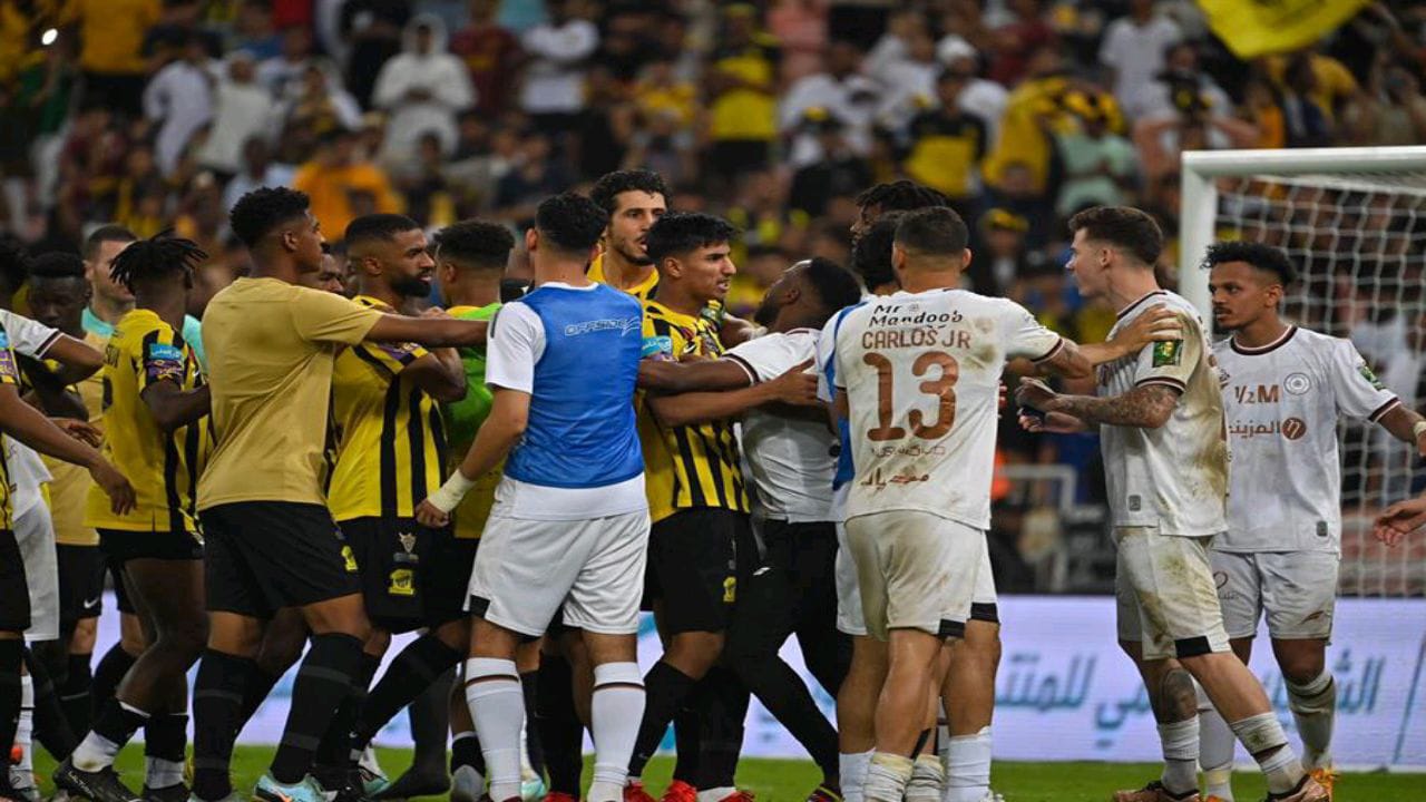 شاهد.. لحظة احتواء مشادة بين لاعبي الاتحاد والشباب عقب انتهاء كلاسيكو كأس الملك