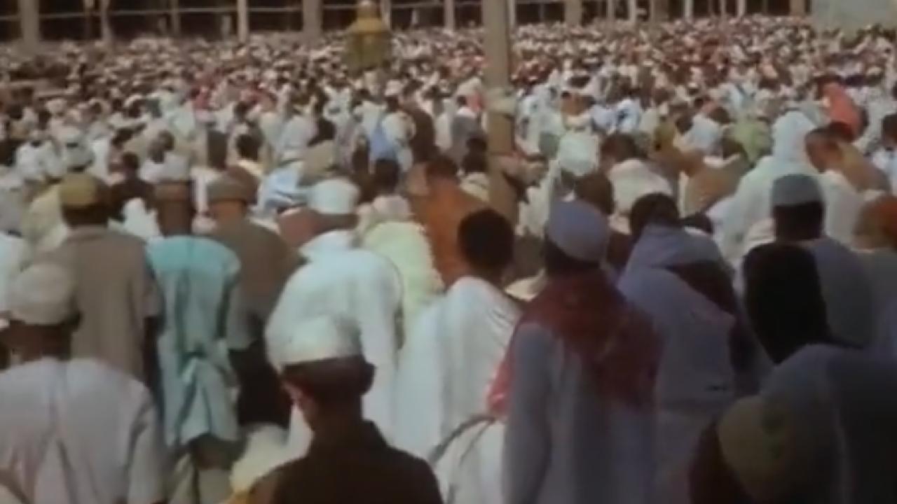 مقطع جميل للمعتمرين وزوار بيت الله في مكة المكرمة عام 1394 هـ