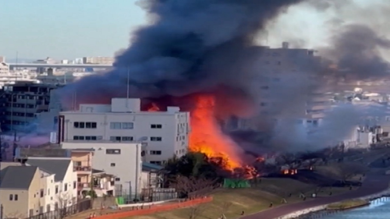 فيديو..اندلاع حريق هائل في مصنع كيماويات بطوكيو