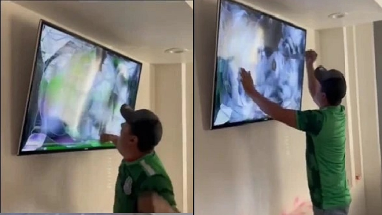بالفيديو .. مشجع يكسر الشاشة بعد هدف &#8220;الدوسري&#8221; في شباك المكسيك