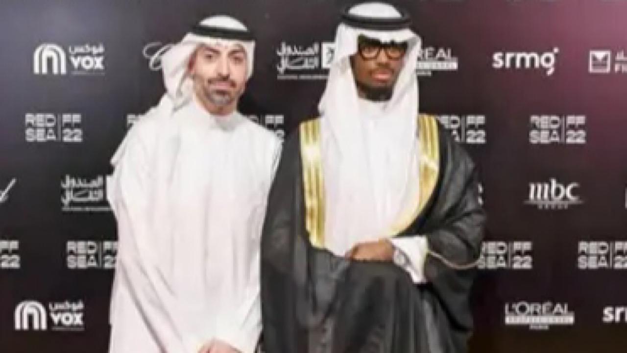 عارض أزياء عالمي يثير ضجة واسعة ويلفت الأنظار بالزي السعودي في جدة