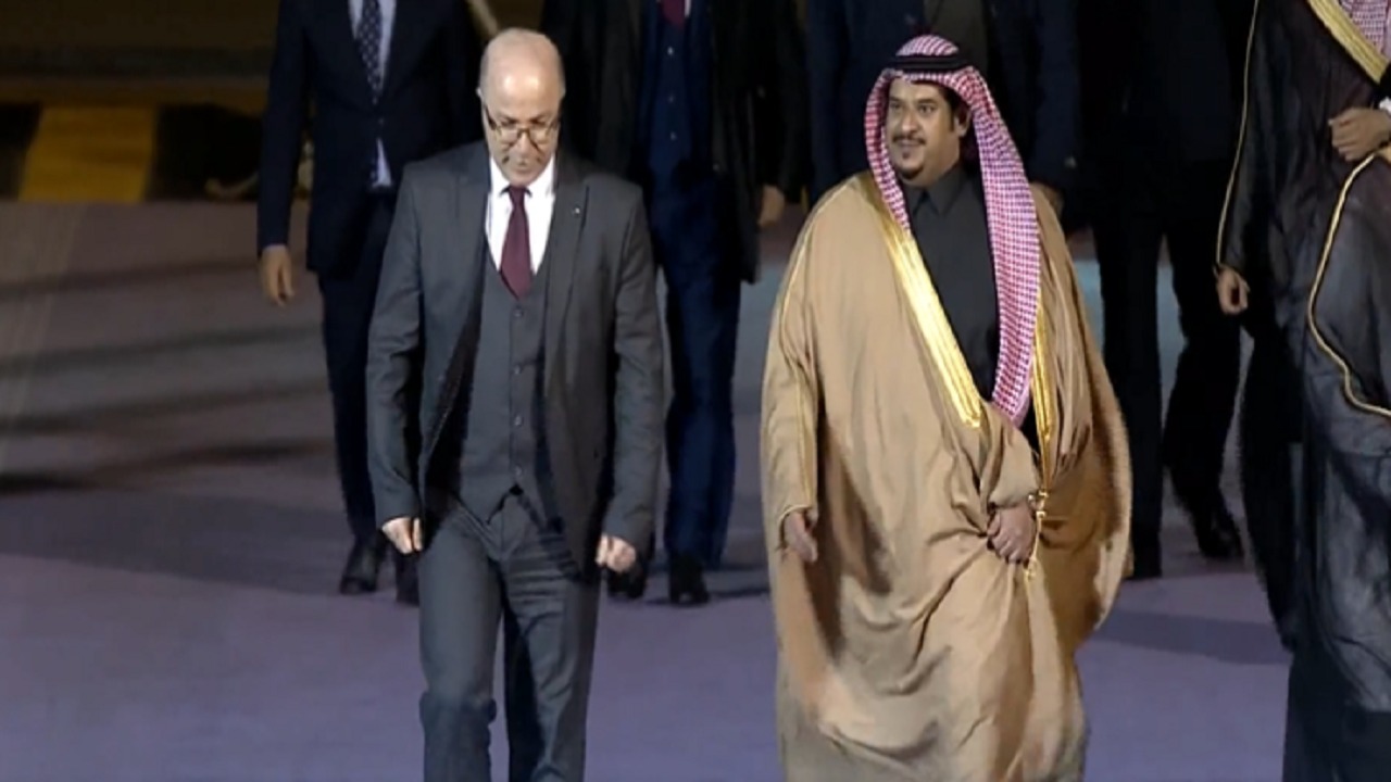 رئيس الوزراء الجزائري يصل الرياض للمشاركة في القمة العربية الصينية