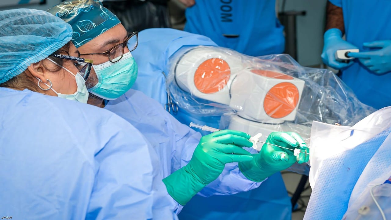إجراء أول جراحة مخ باستخدام الروبوت في &#8220;تخصصي جدة&#8221;