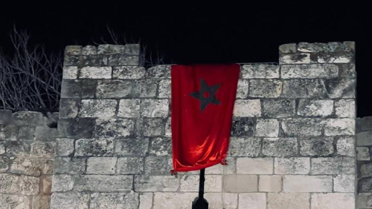 علم المغرب يزين سور القدس قبل مواجهة فرنسا في المونديال