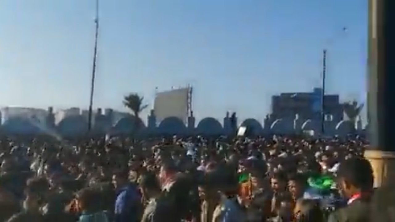 بالفيديو.. حشود الجماهير تنسحب من استاد البصرة الدولي بعد التدافع الذي تسبب في وفاة شخص