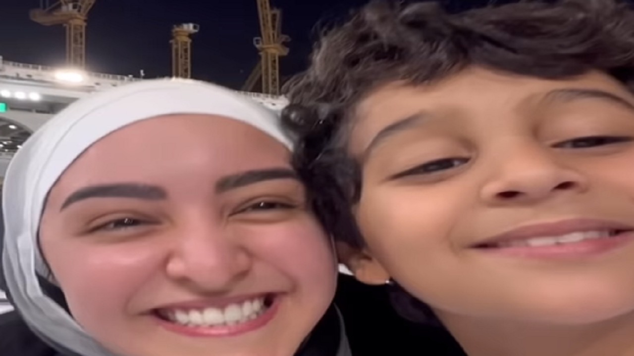 فنانة مصرية تثير الغضب بفيديو من أمام الكعبة
