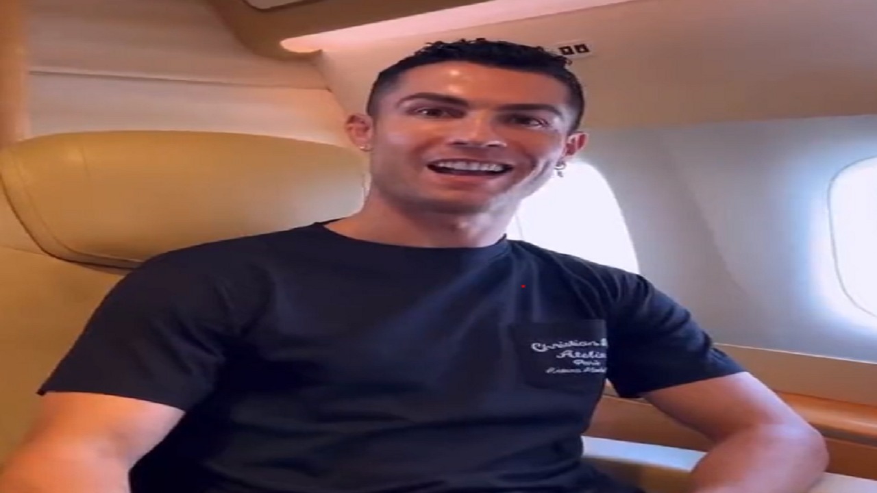فيديو .. رونالدو في طريقه إلى الرياض ويوجه رسالة للنصراويين
