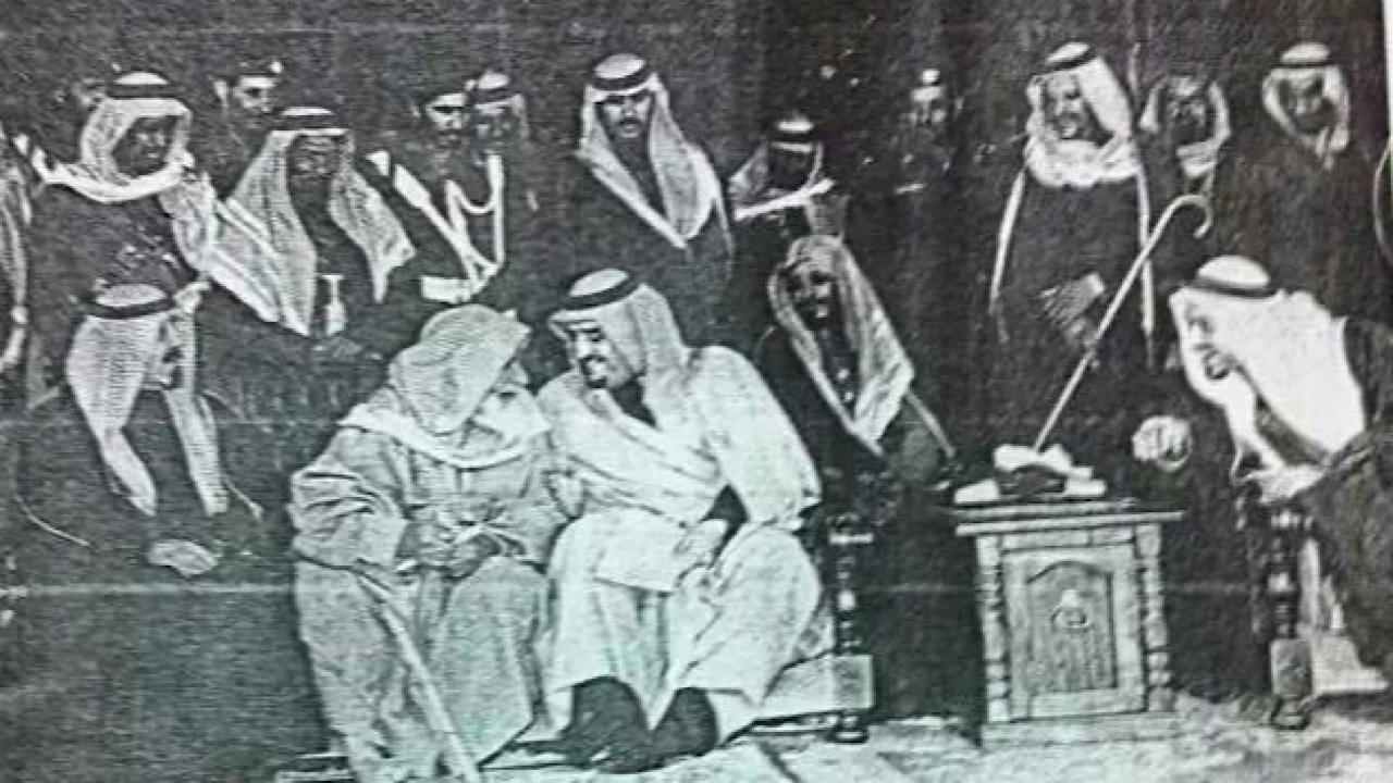 صورة تاريخية نادرة للملك خالد بن عبدالعزيز والملك فهد رفقة الشيخ الأسعدي