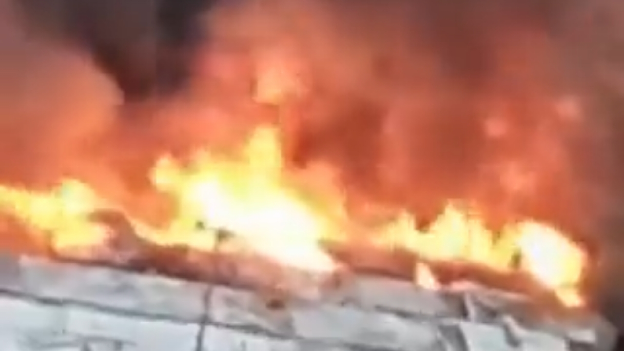 بالفيديو.. حريق ضخم يقضي على 600 منزل