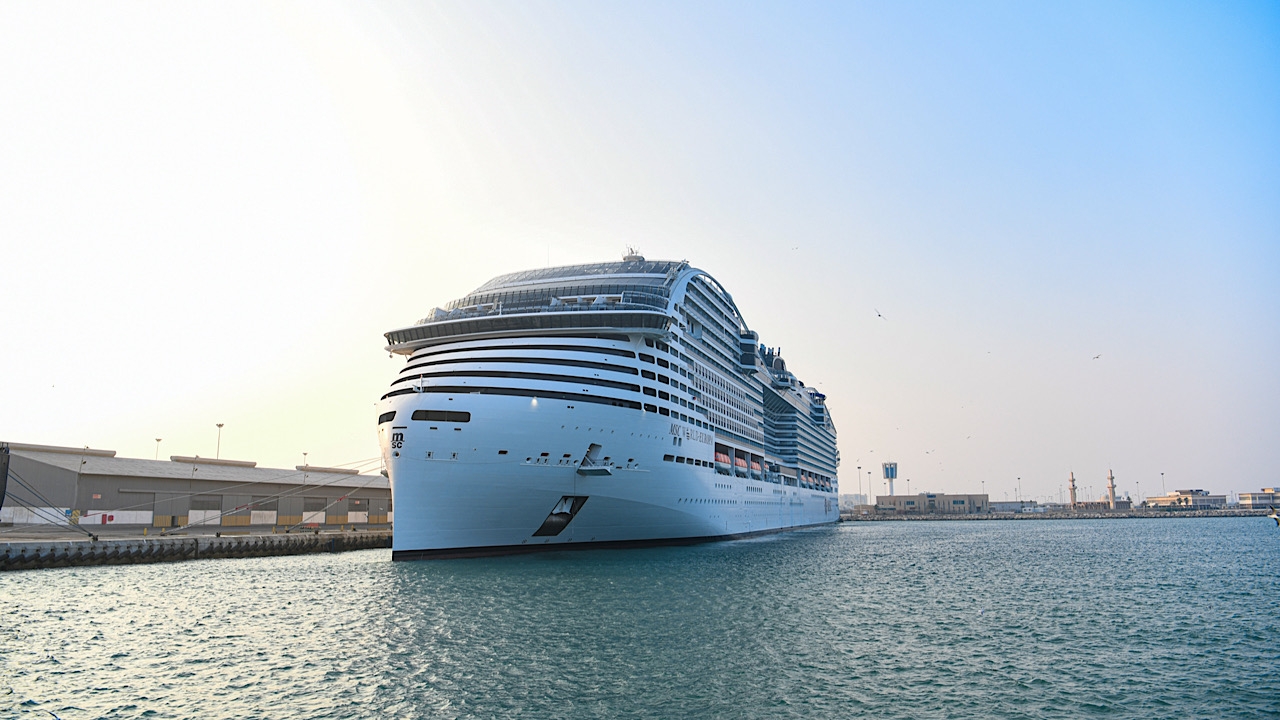 لأول مرة في تاريخه.. ميناء الملك عبدالعزيز بالدمام يستقبل أول سفينة “كروز” (فيديو)