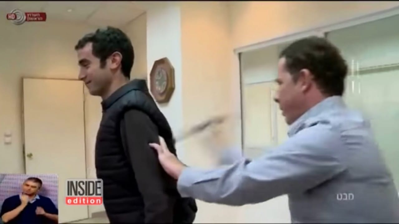 بالفيديو.. مراسل إسرائيلي يتعرض للطعن أثناء اختبار سترة واقية
