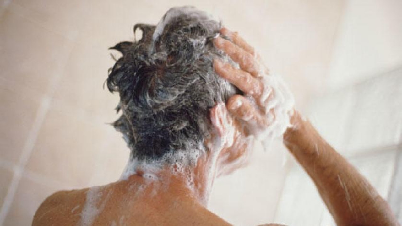 خبراء يكشفون حقيقة فوائد عدم غسل الشعر