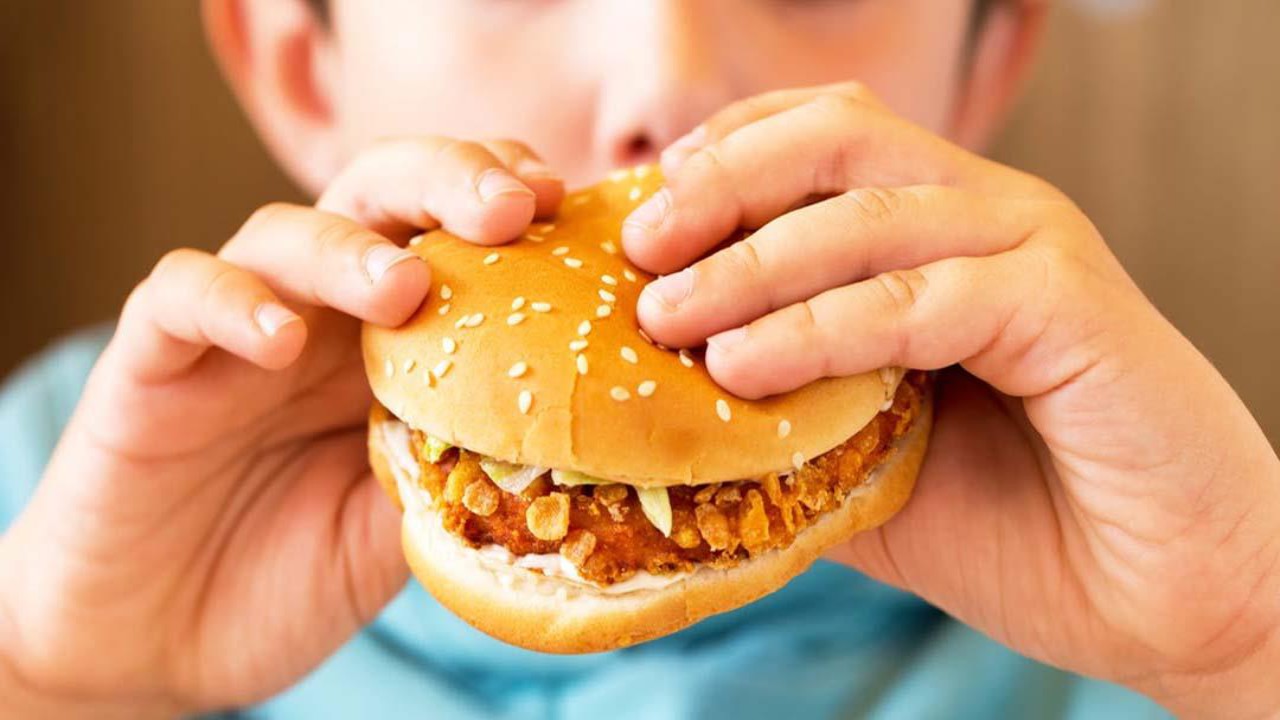 استشارية: الأغذية السريعة زادت نسب الإصابة بسكري النوع الثاني لدى الأطفال