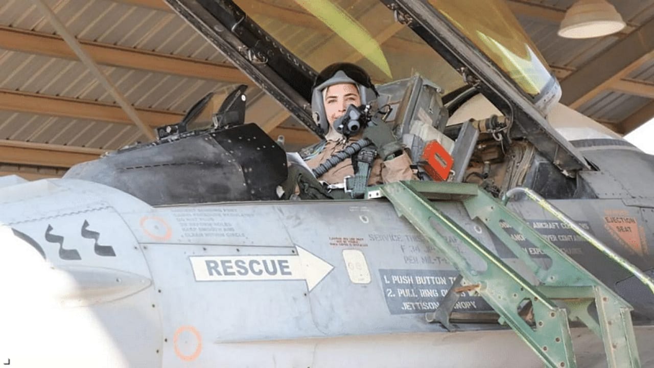 بالصور.. سيدة أردنية تقود طائرة حربية f-16