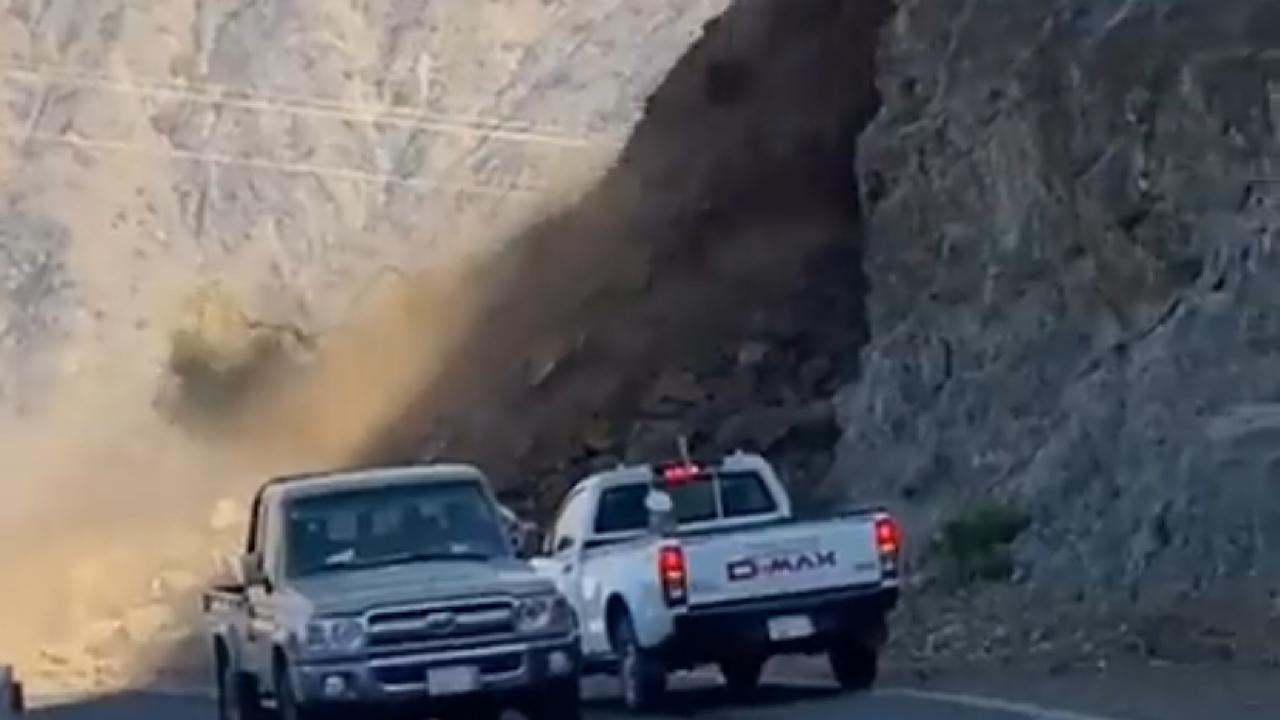 بالفيديو.. انهيار صخري يُغلق طريق الجبل الأسود بالريث