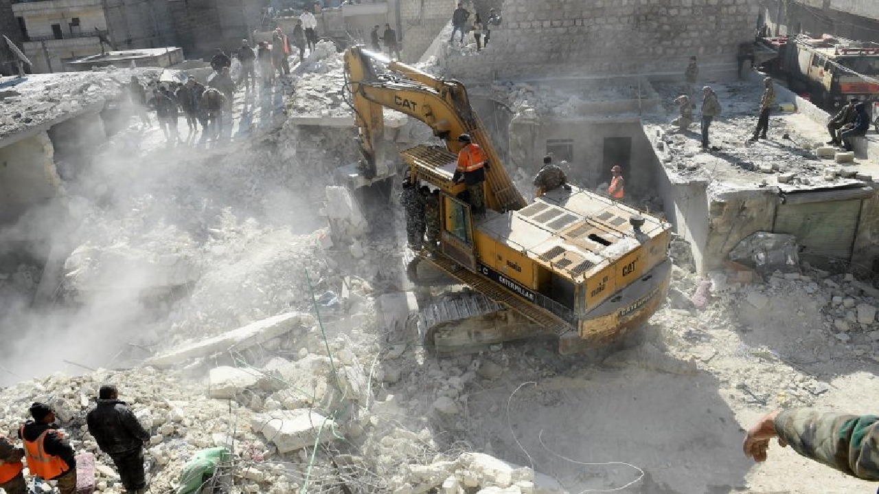 بالفيديو.. مصرع وإصابة 20 شخصاً جراء انهيار مبنى سكني بسوريا