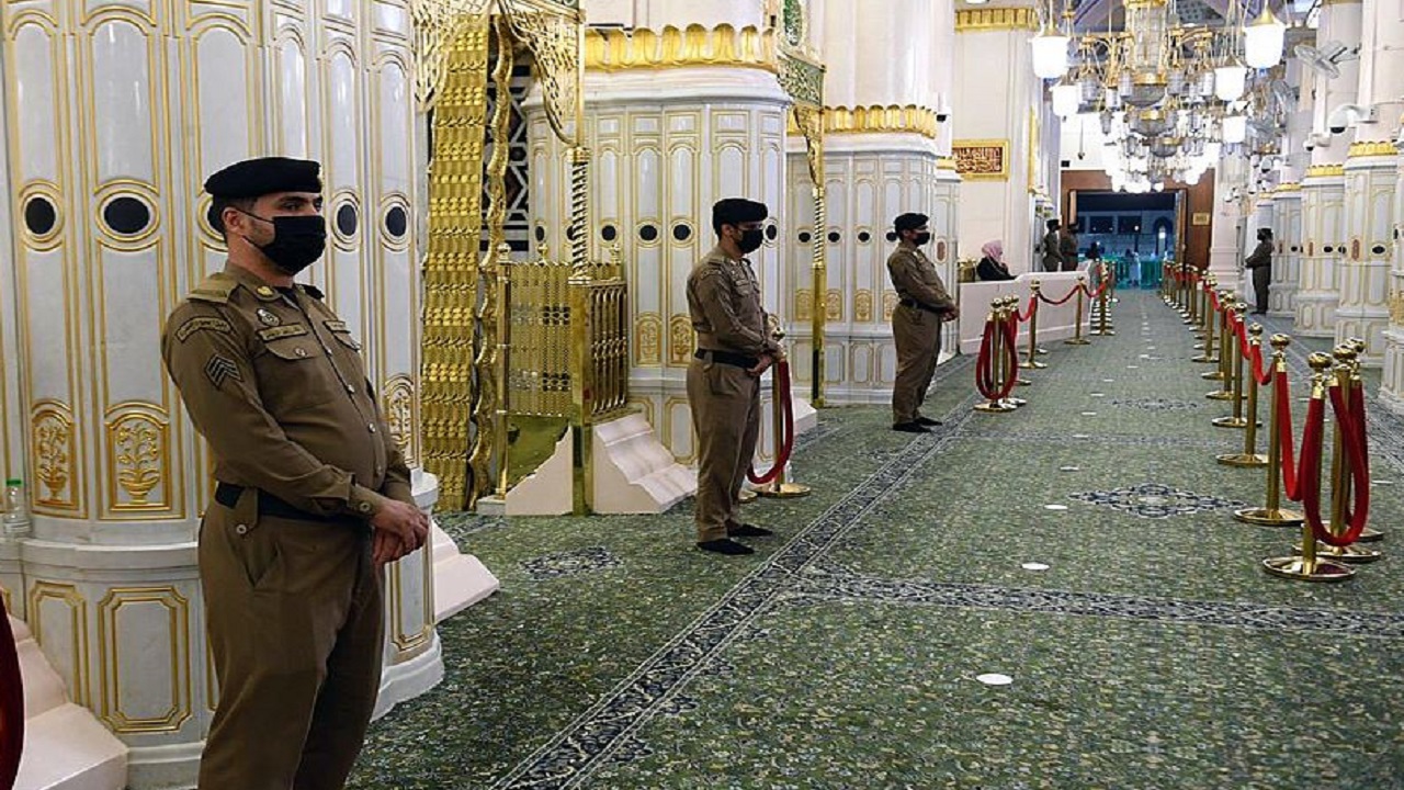“أمن المسجد النبوي” الشريف يضبط شخصًا تحدث بمحتوى يمس القيم الدينية