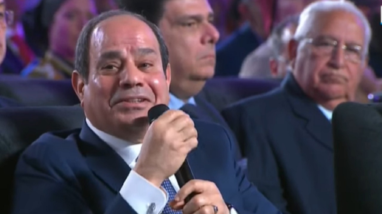 الرئيس السيسي يمازح المصريين: بطلوا هري بقى (فيديو)