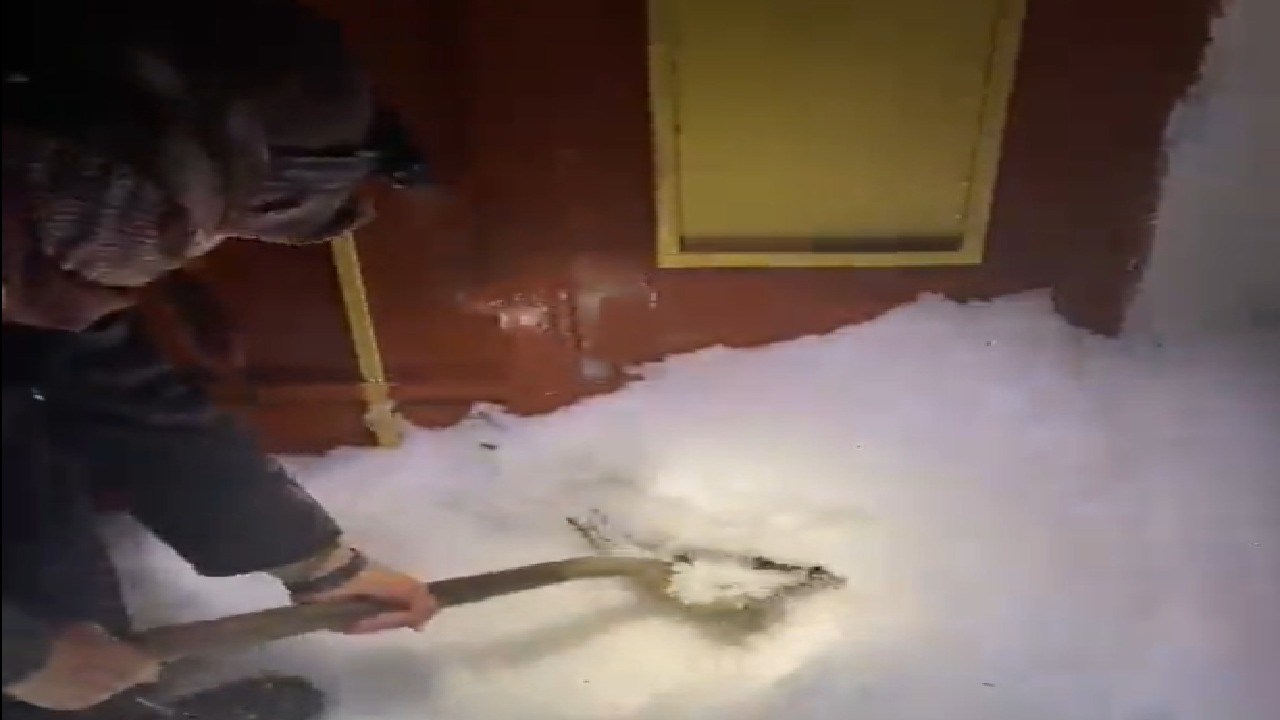 شاهد .. مواطن يزيل أكواما من الثلوج المتجمعة أمام منزله في بلجرشي