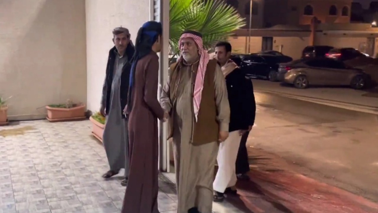 شاهد.. مواطن يفتح منزله لسائقه اليمني بعد وفاة أبيه لإقامة العزاء