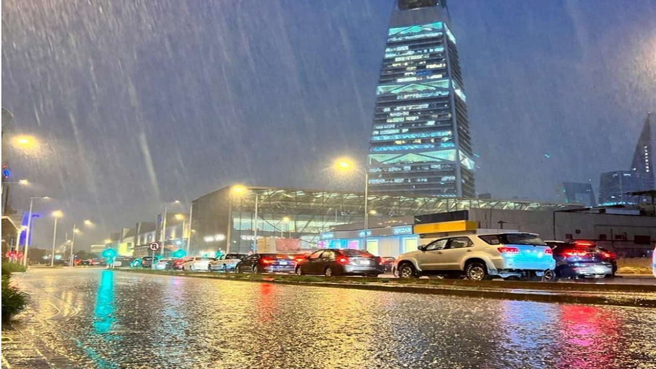 فيديو..الأمطار تزين شوارع الرياض
