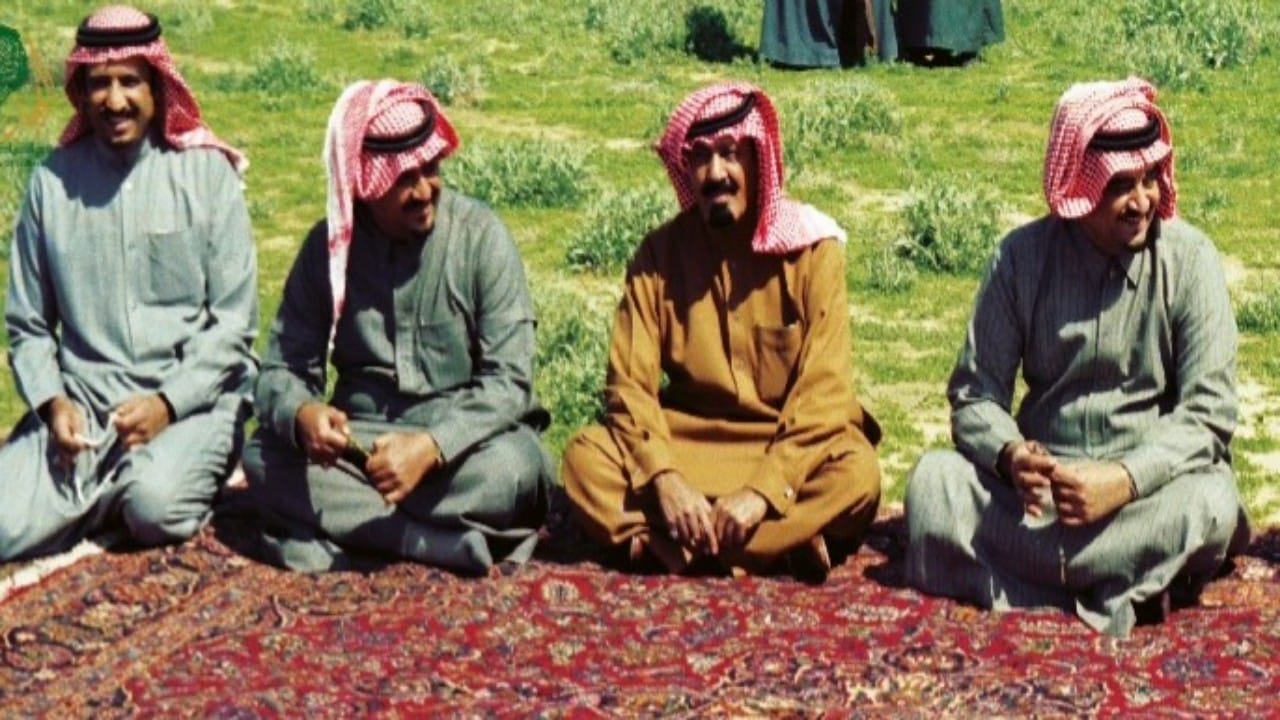 شاهد.. صورة نادرة للملك فهد وخادم الحرمين في روضة الخفس قبل 47 عاما 