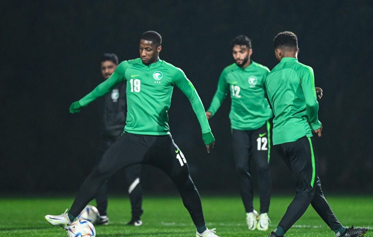 الأخضر يعاود تدريباته استعداداً للقاء عمان في كأس الخليج العربي 25