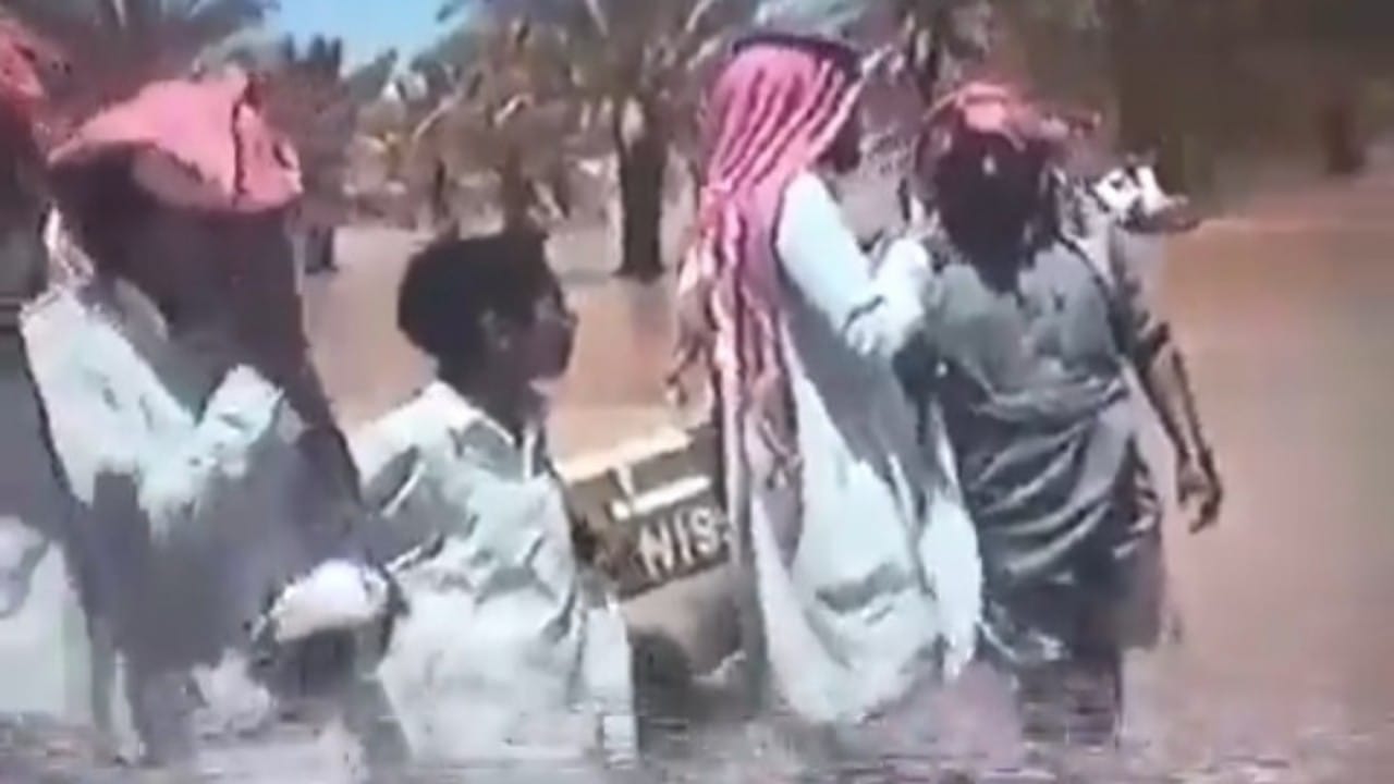 شاهد.. فيديو قديم يظهر صعوبة وصول الطلاب للمدارس أثناء جريان “وادي الرمة” 