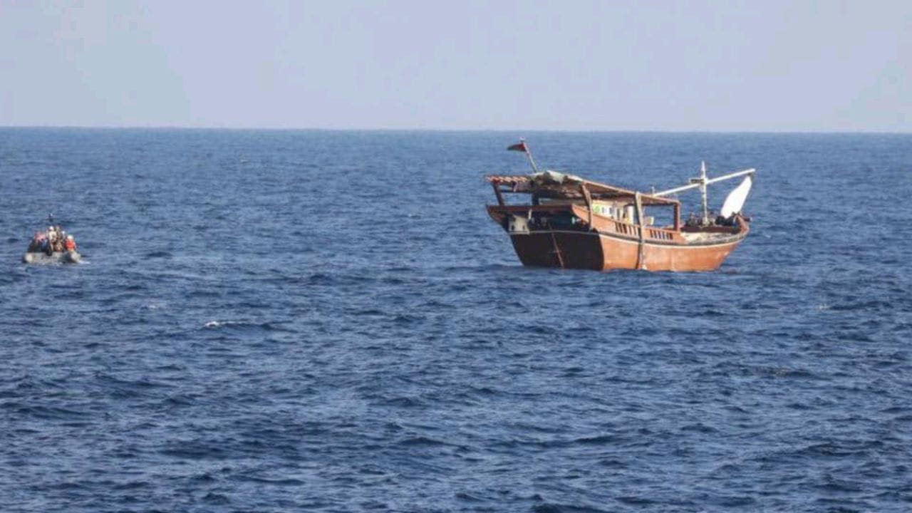 اليمن تتسلم سفينة تهريب سلاح إيرانية من البحرية الأمريكية