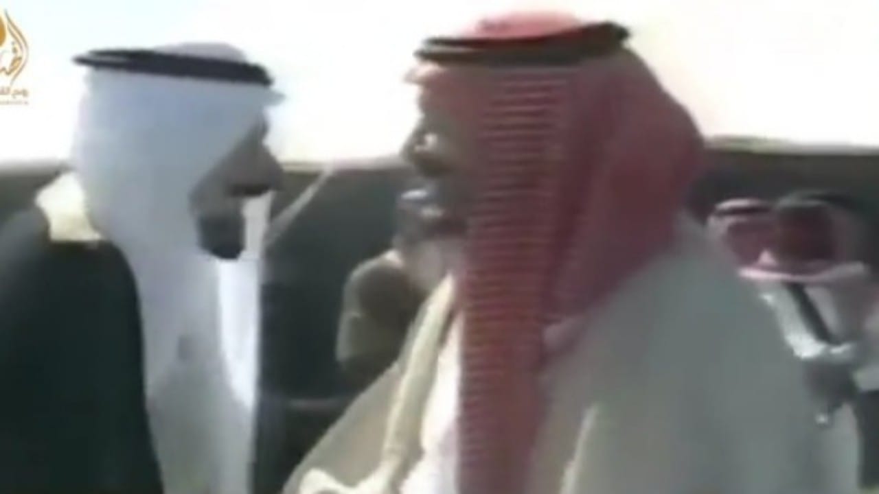 شاهد.. فيديو قديم لخادم الحرمين والملك فهد أثناء استقبال أمير الكويت &#8220;جابر الصباح&#8221;