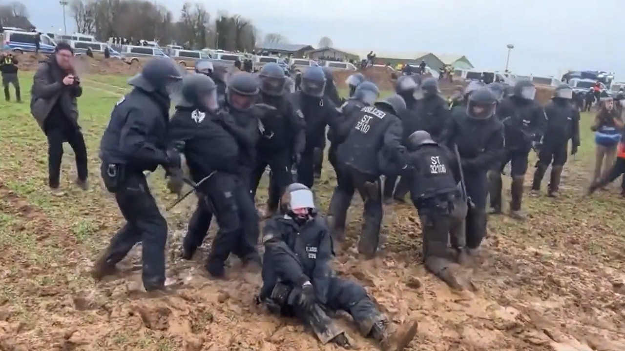 بالفيديو .. الشرطة الألمانية تعلق في الطين أثناء محاولة فض مظاهرات